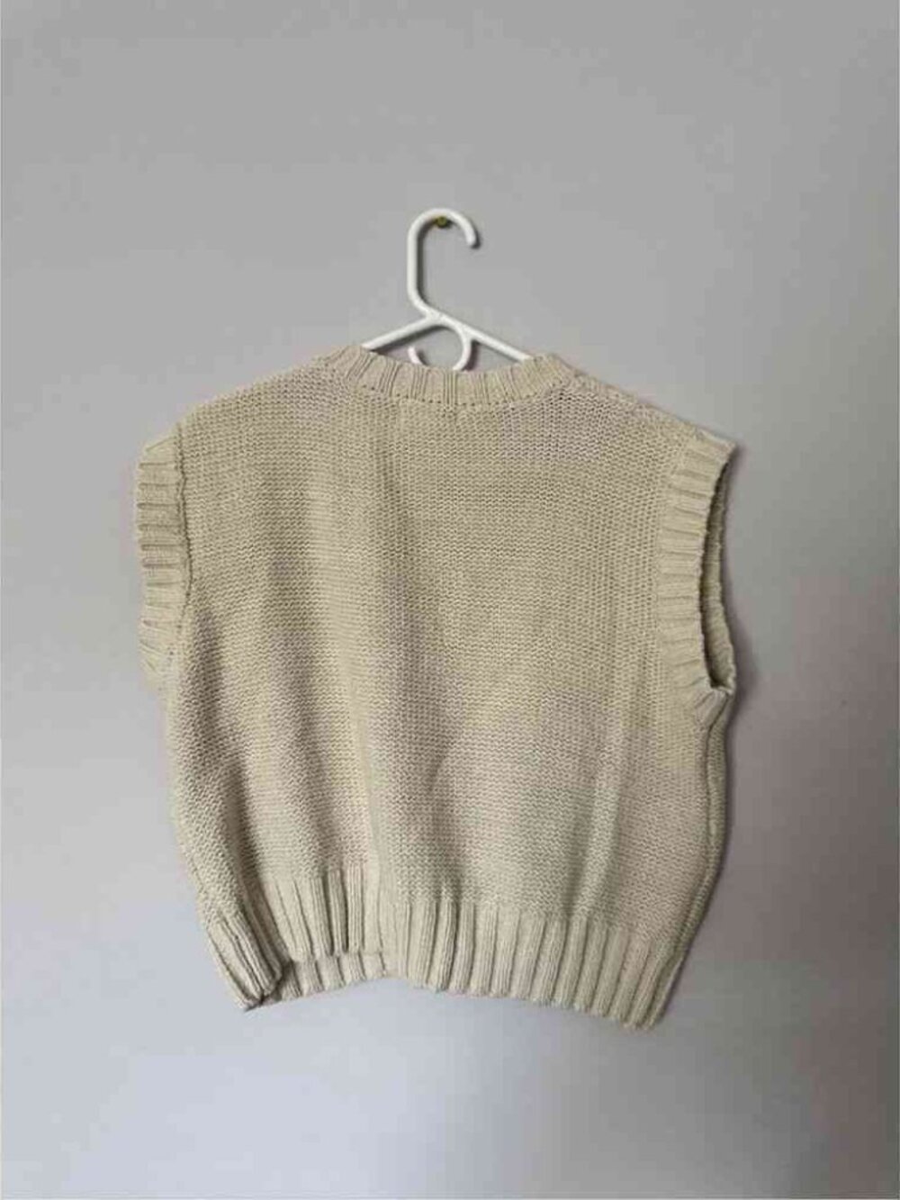 Lovely byKorea cream white sweater vest size medium no size tag but fits to b - Picture 2 of 3